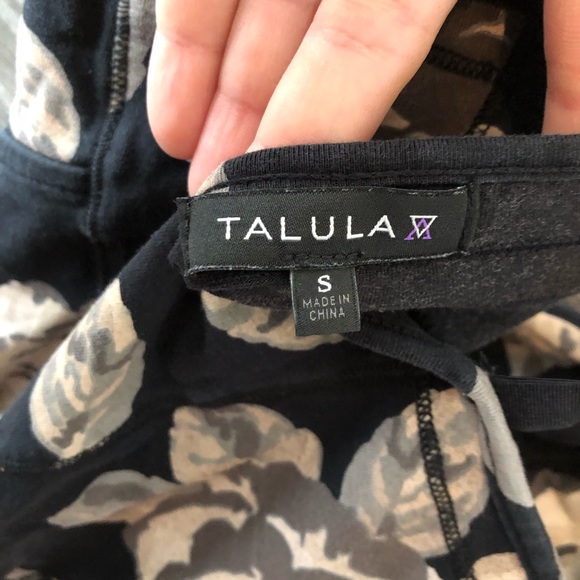 3 for 25 💕 Aritzia tank tops sold as a pair - Picture 5 of 7